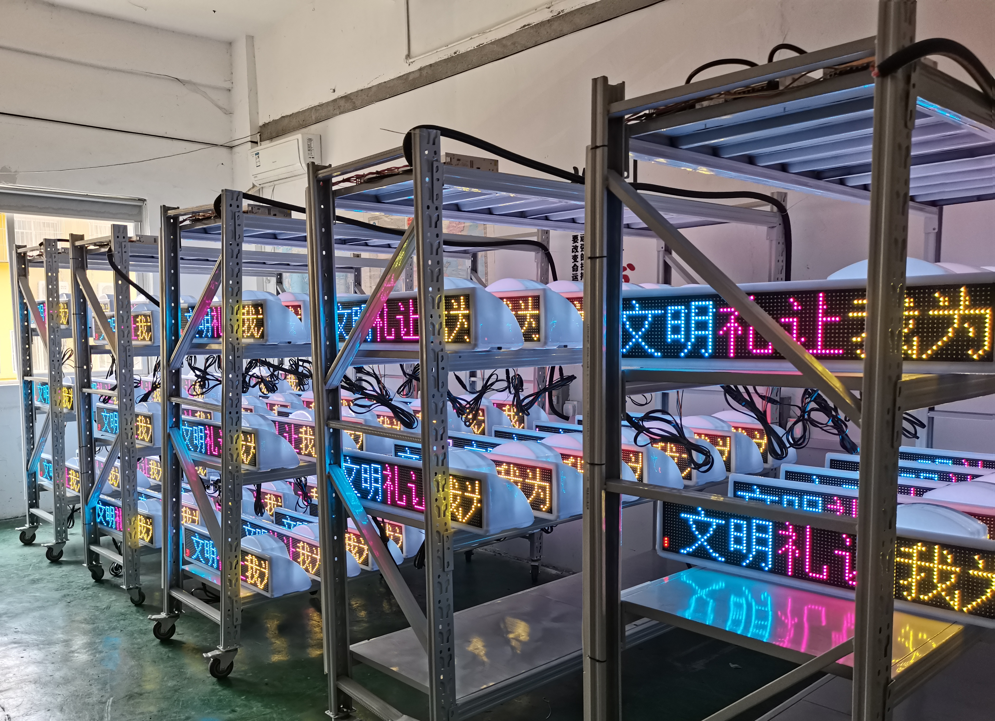 新疆和县60台出租车全彩智能LED顶灯屏(图1)